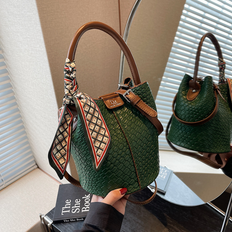 Handbag shoulder bag woven bucket bag - Image 2