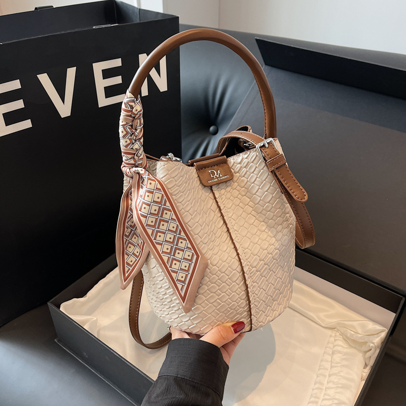 Handbag shoulder bag woven bucket bag - Image 3
